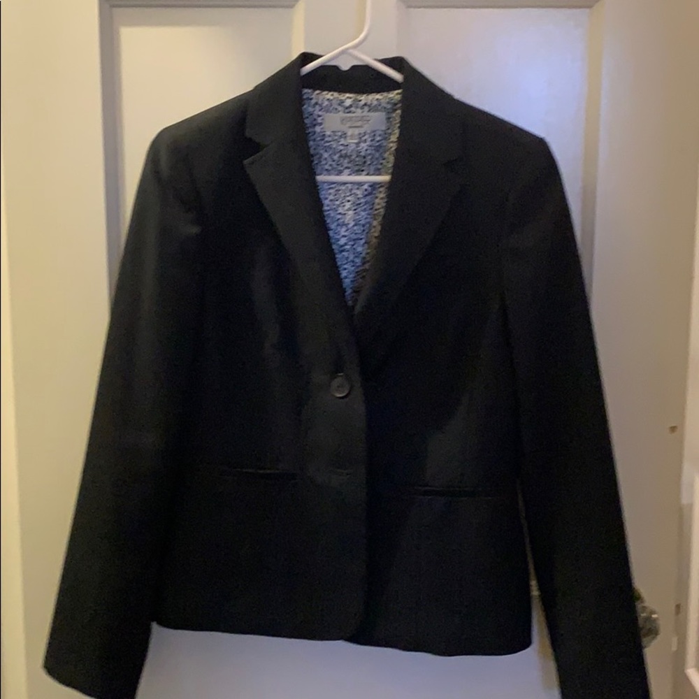 Kasper Separates blazer in navy. Size 6.